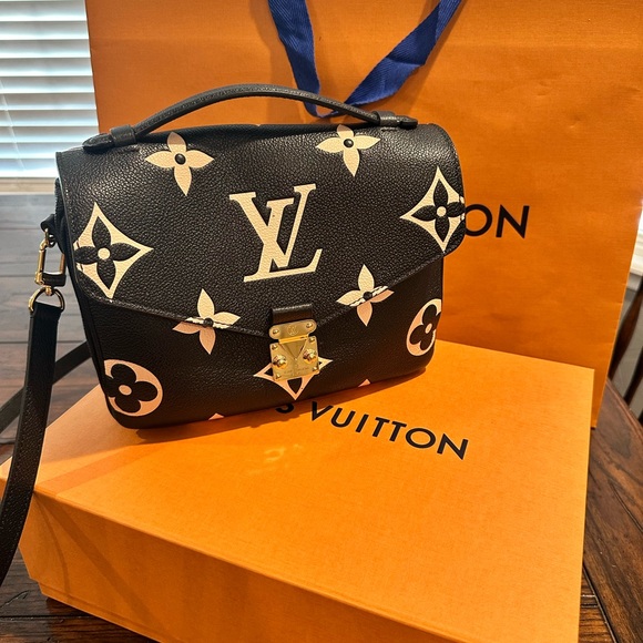 Louis Vuitton Handbags - Louis Vuitton Pochette Métis Giant Monogram excellent condition.